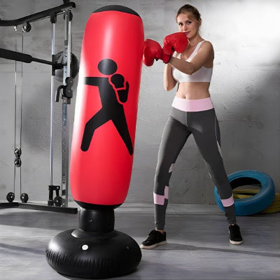 Femme position de combat coup de poing sac de frappe