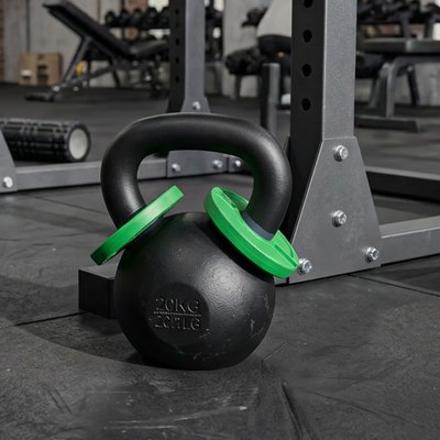 salle de gym disque musculation vert accroche de chaque cote kettlebell