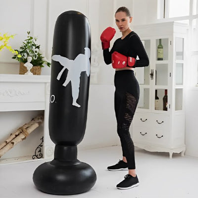 Séance de combat avec le sac de frappe gonflable