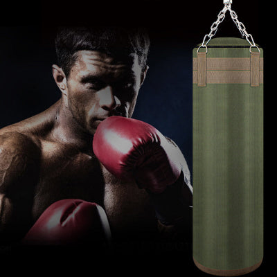 Partie du corps musclée un boxeur avec sac de boxe