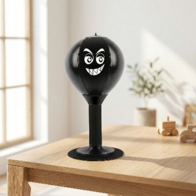 Punching ball enfant noir sur table avec un dessin blanc