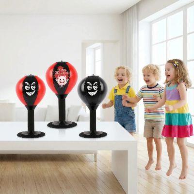 Trois enfants regardent leur punching ball enfant sur la table
