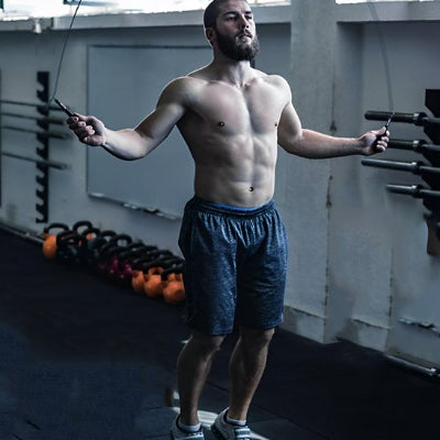 athlete avec corde à sauté dans un gymnase