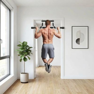 barre a traction accrochee cadre haut de porte homme exercice