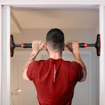barre de traction porte installé cadre porte homme la tient
