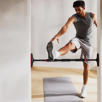 barre de traction porte installee niveau genoux jambe appuyee dessus