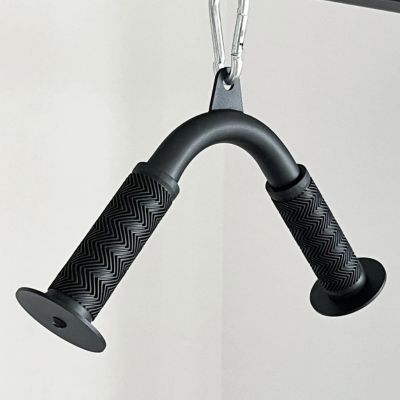 barre traction forme V accrochee à un mousqueton