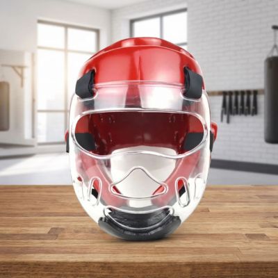 boxe casque rouge avec visiere transparente avec velcro sur banc