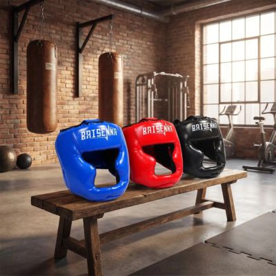 casques de boxe bleus rouges et noirs sur un banc
