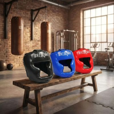 casques de boxe noirs bleus et rouges sur un banc