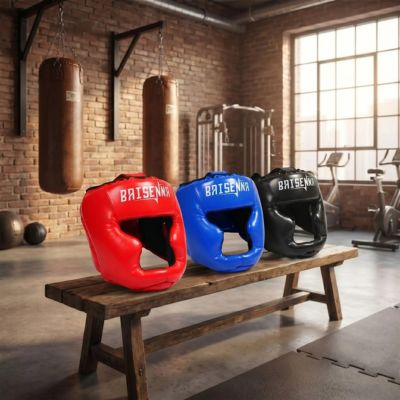 casques de boxe rouges bleus et noirs sur un banc
