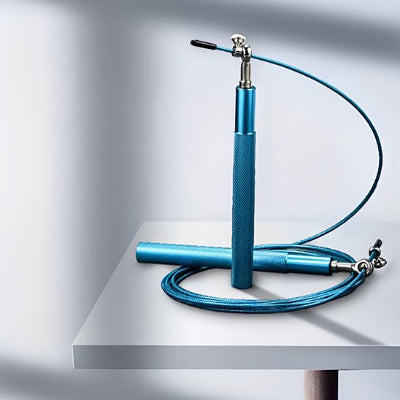 corde à sauté bleu aluminium PVC fil acier sur table