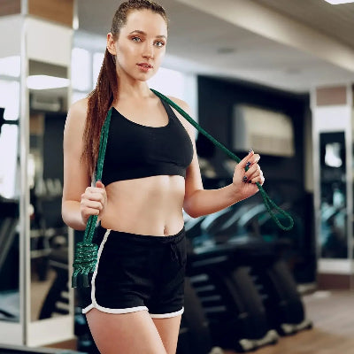 Corde a sauter boxe verte sur les epaules de la fille