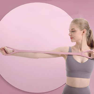 debout avec elastiques musculation bras tendus yeux fermes sourires etires