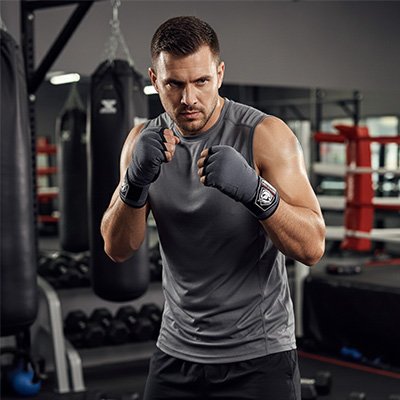  des sacs de frappe gant mma  homme fixe sa cible 