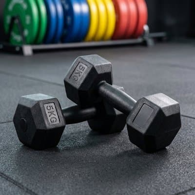Deux haltères hexagonaux de 5 kg noirs sur le sol