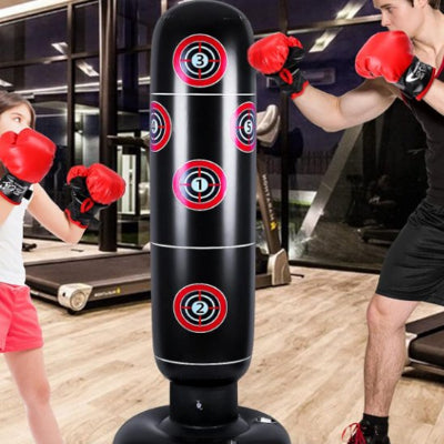 deux personnes frappe une cible différente sur sac de frappe 