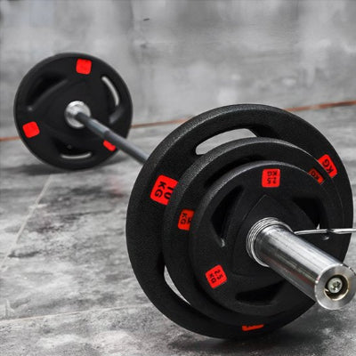 Disque musculation noir numéroté rouge avec barre sur le sol