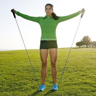 Élastiques musculation​ soutenu pieds femme étire avec ses bras ouverts