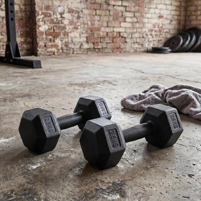 Equipement de fitness avec haltères et serviette d entrainement