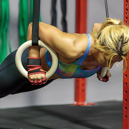 Femme athletique effectue pompes sur anneaux avec gant musculation