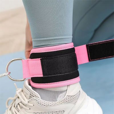 Femme attache sangle cheville musculation rose et noire