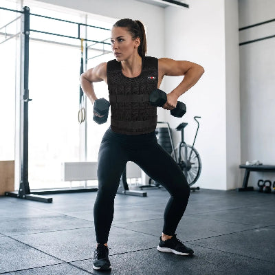 Femme crossfit avec gilet lesté 20 kg