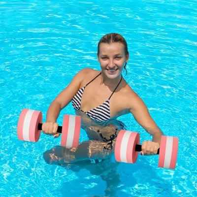 femme-dans-la-piscine-avec-haltères-rose