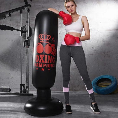 femme debout côté sac de frappe boxing champions