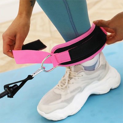 Femme détache la sangle cheville, musculation de sa cheville