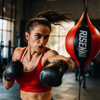 femme en train de s entrainer à la boxe punching ball adulte