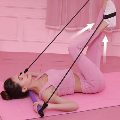 Femme exercice de tonification des jambes avec barre élastique musculation 