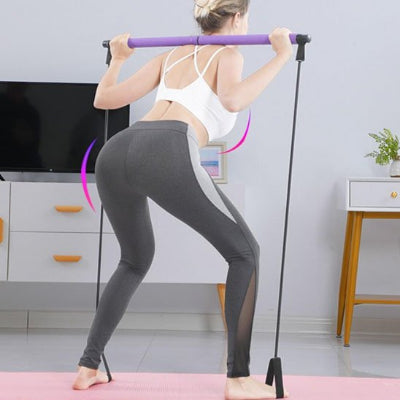 Femme exercice musculation utilise barre équipée d'un élastique musculation 