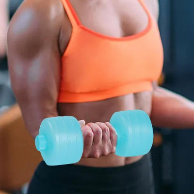Femme musclée haut sport orange fait exercice avec haltères bleus