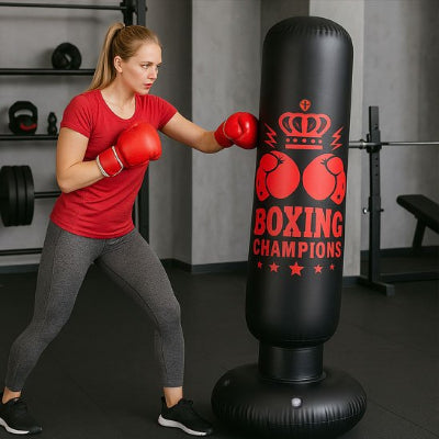 femme position de frappe vers sac de frappe logo orange