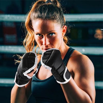 Femme regard déterminé points fermé avec gant de boxe MMA