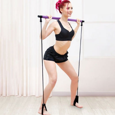 Femme squat avec barre élastique musculation qui ajoute une tension