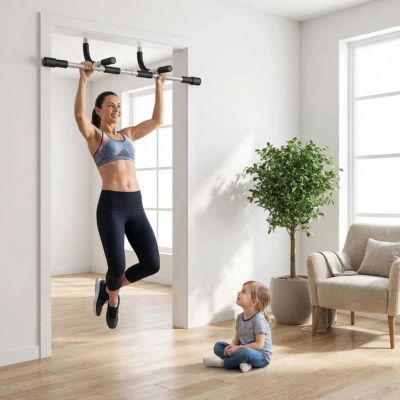 femme suspendue barre a traction sa petite fille assise regarde