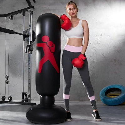 Femme tenue sport avec sac de frappe autoportant silhouette boxeur