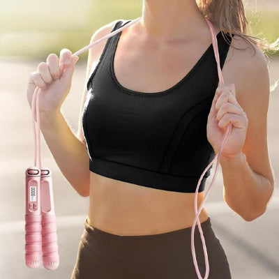 femme tenue sport tenant une corde a sauter​ numerique rose