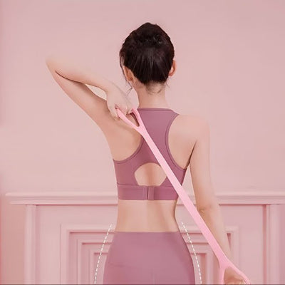 femme vue de dos corrige sa posture avec elastiques musculation