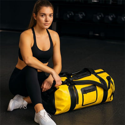 fille assise par terre avec sac de sport dans gymnase