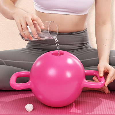 fille avec verre eau rempli la kettlebell deux poignées