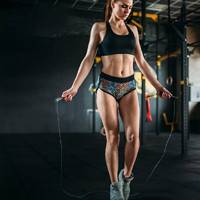 fille dans gymnase garage corde à sauté passe sous pied