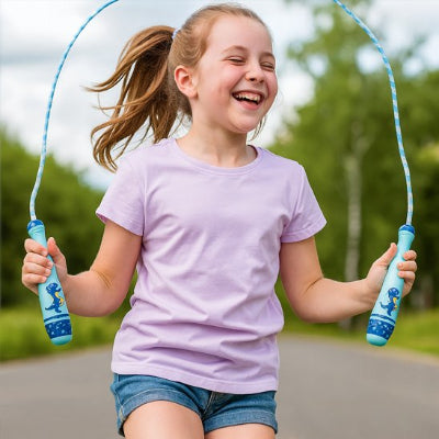 fillette blonde eclat de rire saut avec corde a sauter 