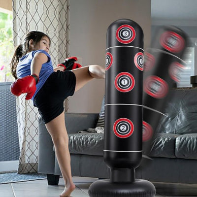 fillette coup de pied latéral kickboxing sur sac de frappe 