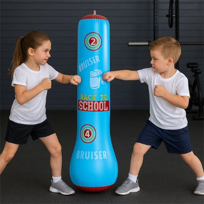 fillette et garçon poing fermé frappe sac de frappe enfant