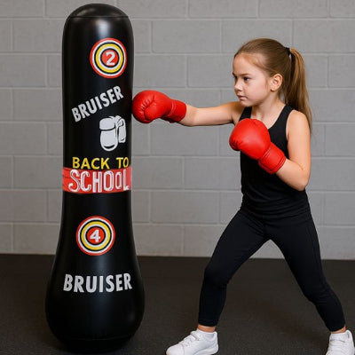 fillette gant de boxe jambe écarté sac de frappe enfant
