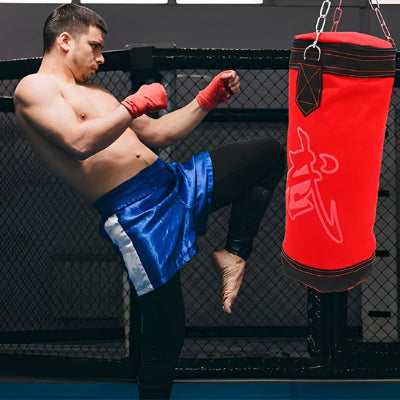 Frappe avec son genou sur le sac de frappe 