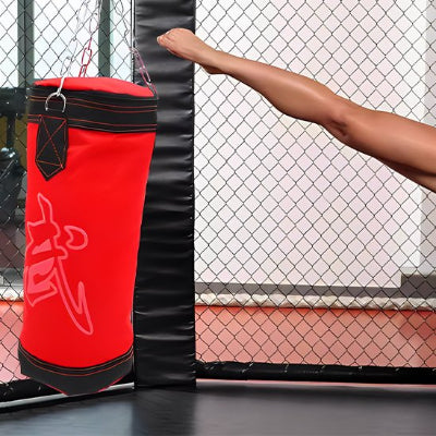 Frappe avec son pied sur le sac de frappe